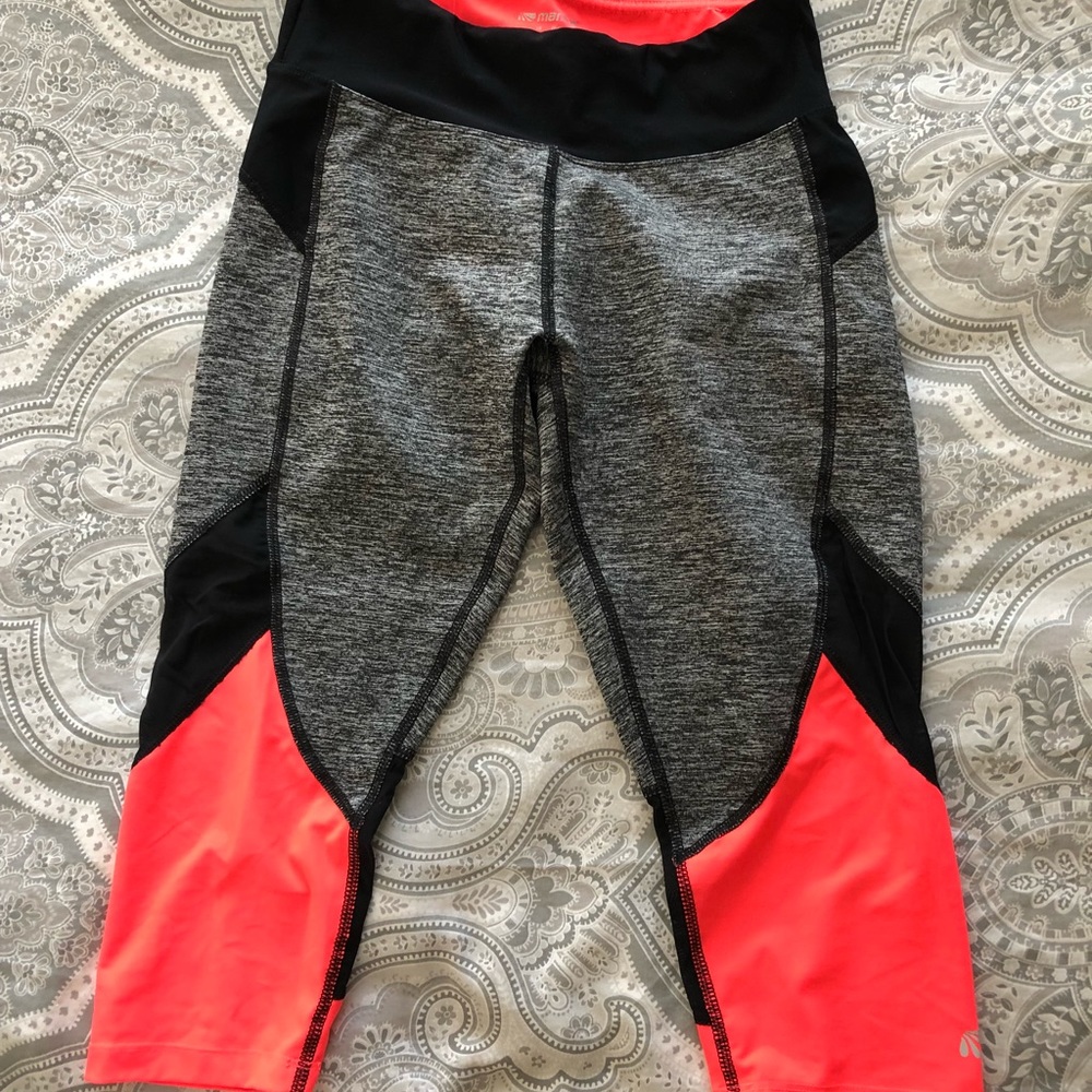 MARIKA size small cropped legging w/ mesh detail